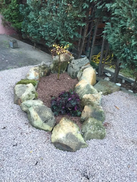 Natursteinbeet mit Findlingen