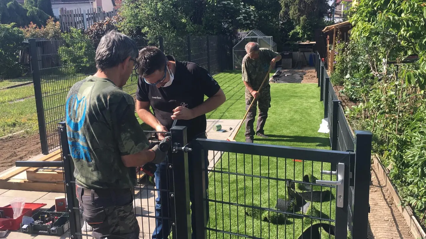 FÖH Baumgala Team bei Zaunmontage und Rollrasen-Verlegung — echte Projektarbeit