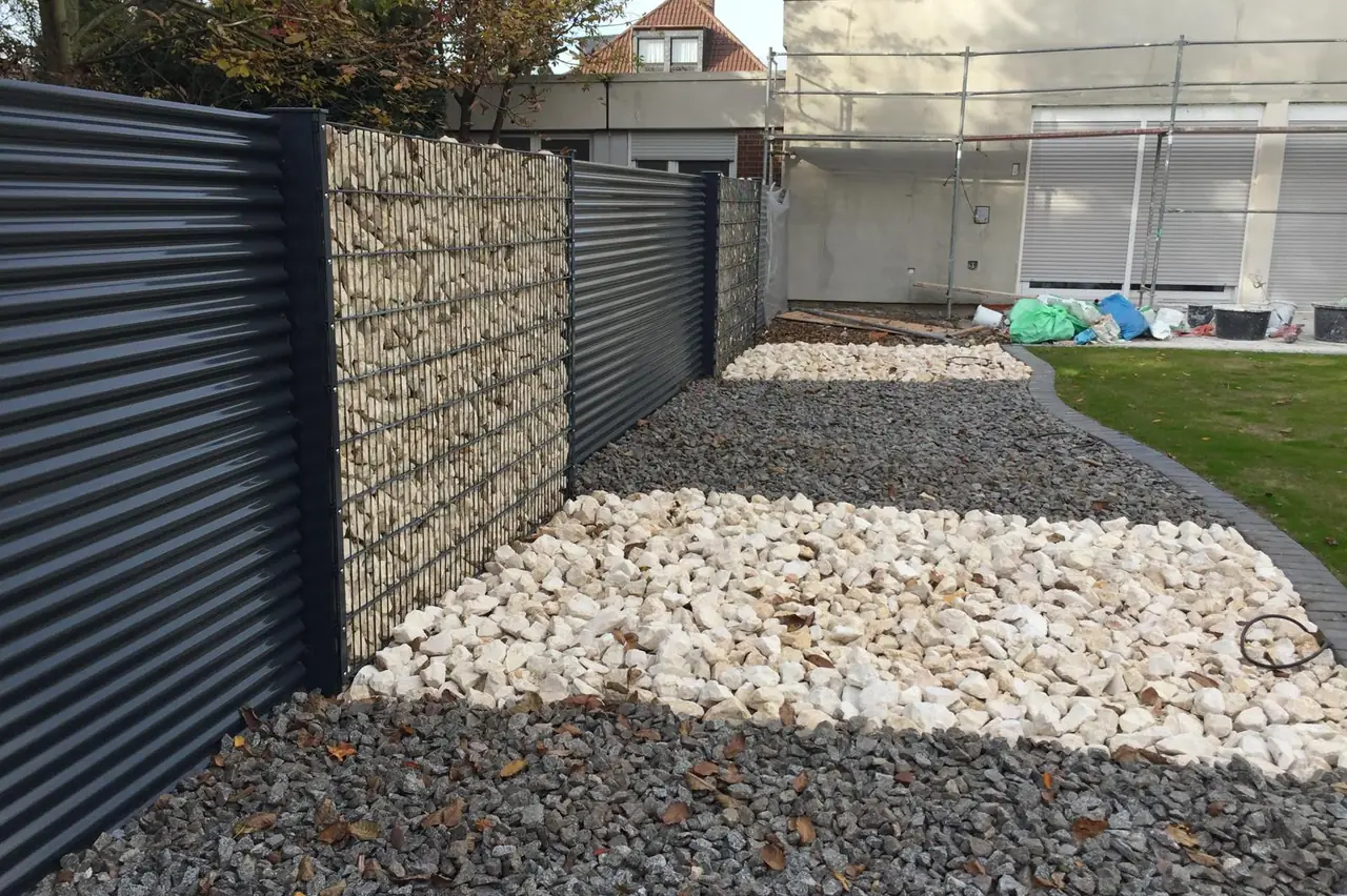 Gabionenwand mit Sichtschutzzaun