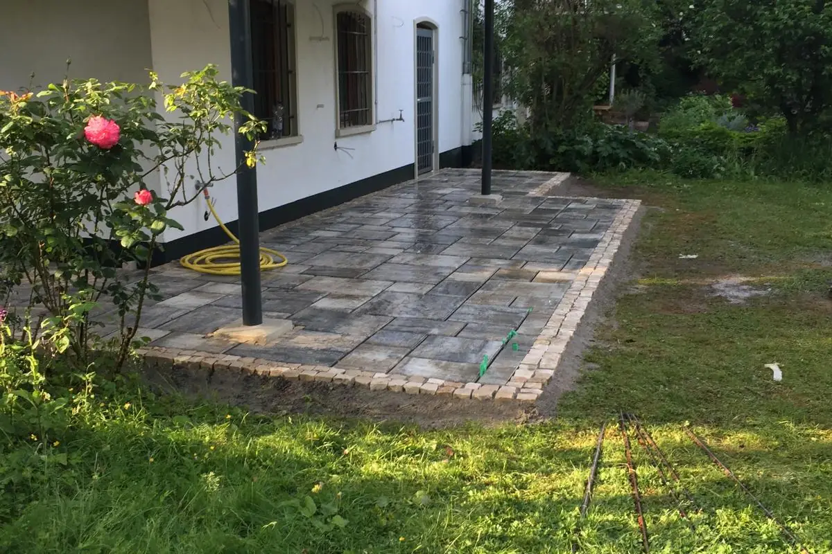 Gabionenwand mit Zauntor und Kindersicherung