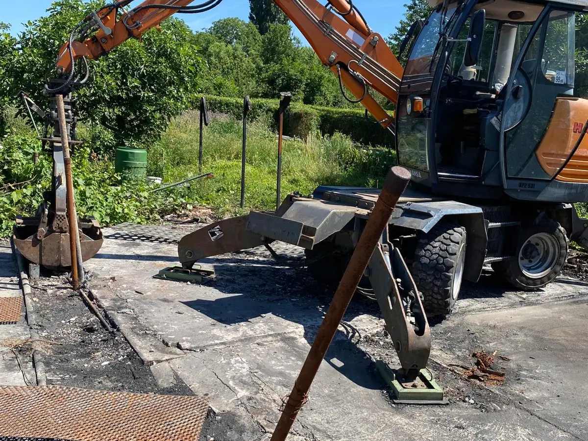 Bagger reißt alten Terrassenbelag und Bordstein auf — FÖH Baumgala