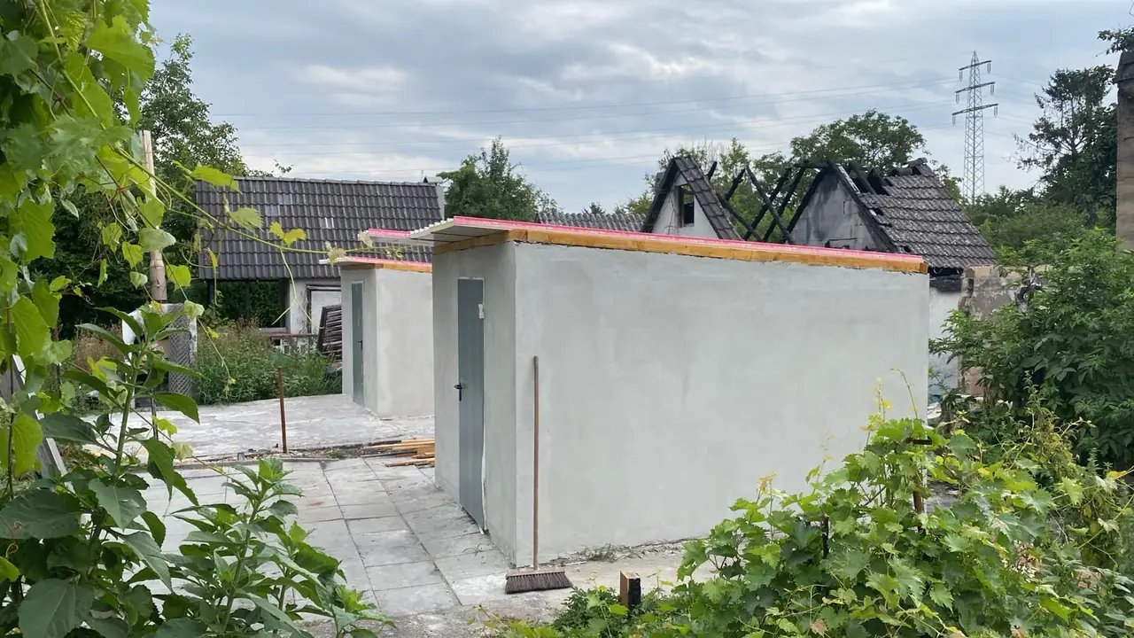 Zwei verputzte Gartenhäuser