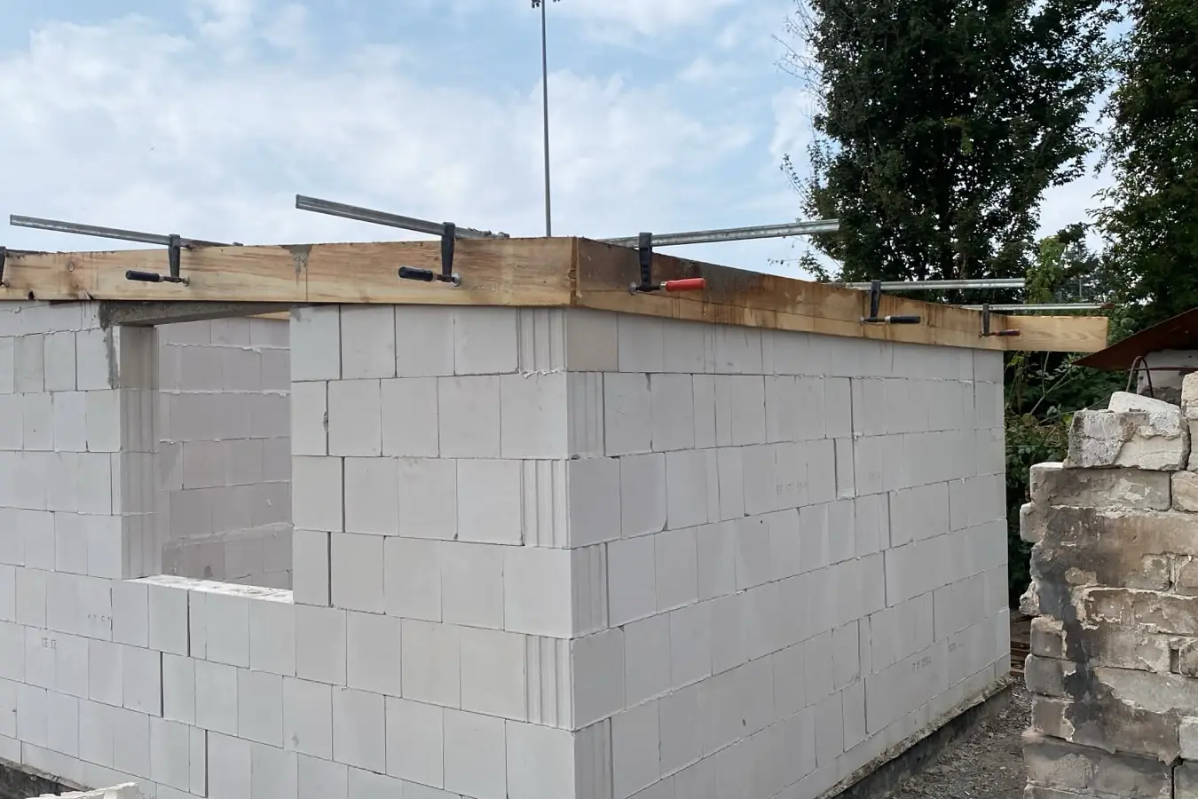 Mauerecke im Detail mit verschraubtem Dachbalken — Rohbau FÖH Baumgala